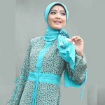 Baju Batik Wanita dengan Jilbab Cantik